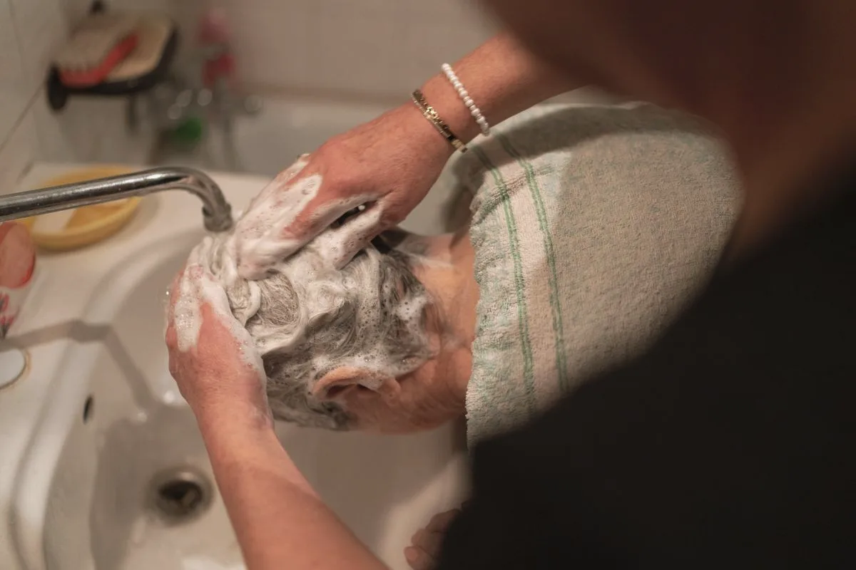 Soin du cuir chevelu au bac, eau tiède et mousse