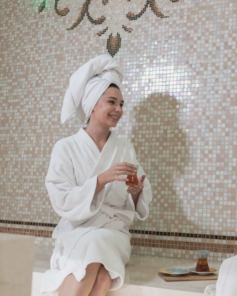 Deux amies partageant un moment de détente au spa