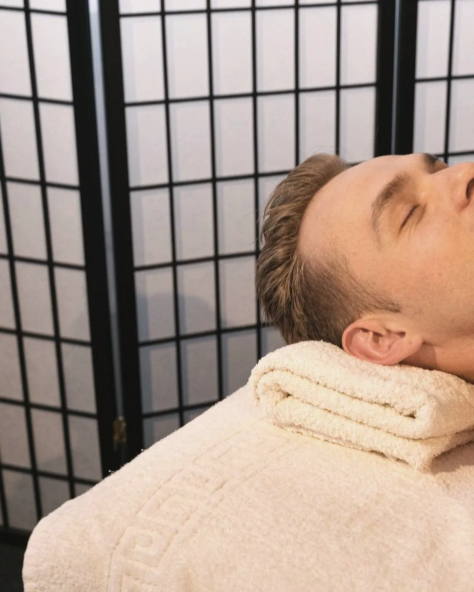 Homme détendu pendant un soin bien-être