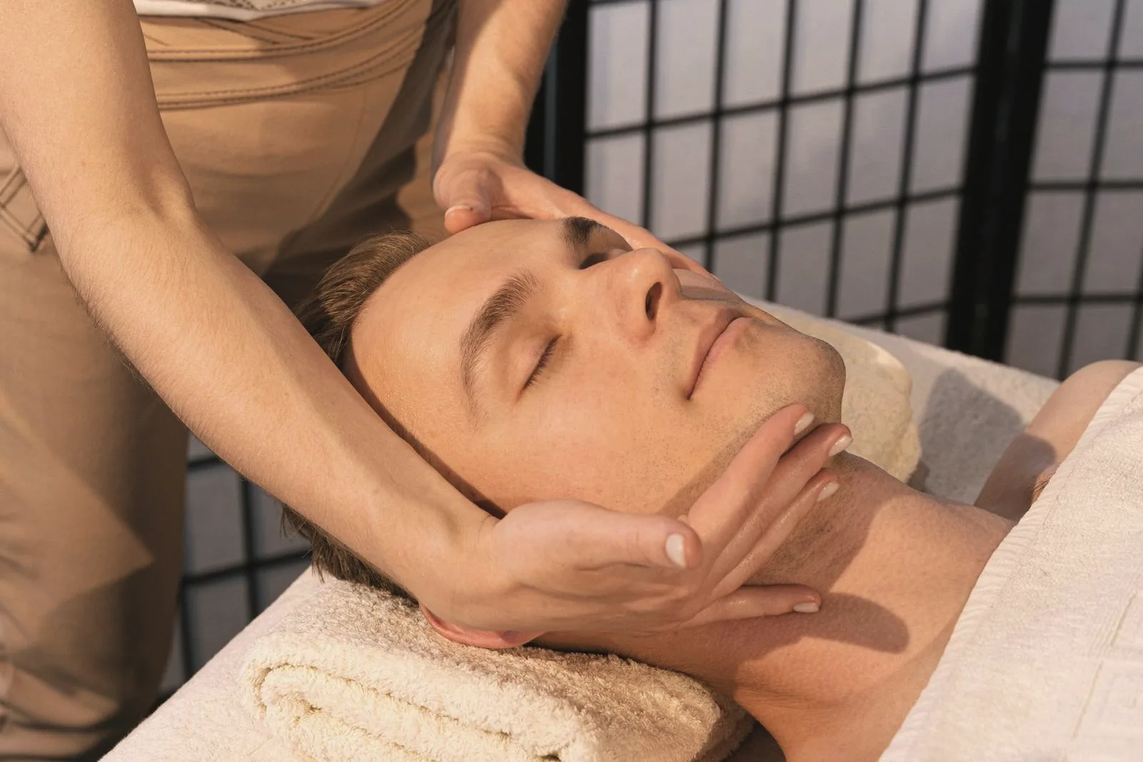 Homme recevant un massage crânien pendant un head spa