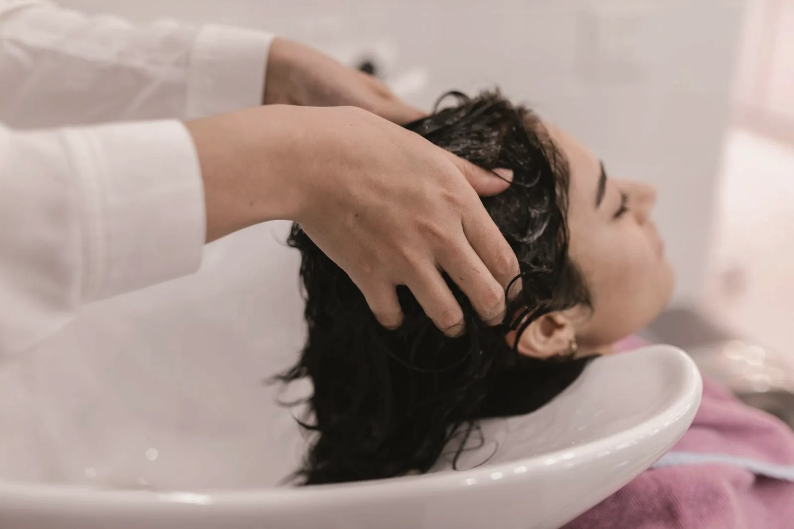 Femme recevant un head spa japonais, massage du cuir chevelu